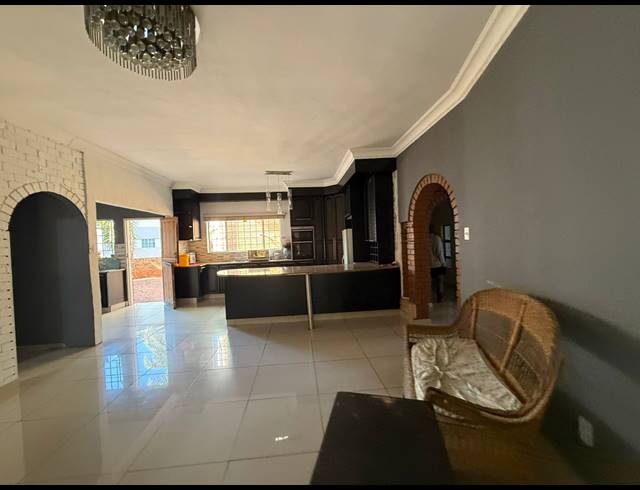 6 BEDROOM HOUSE FOR SALE IN SAFARI GARDENS